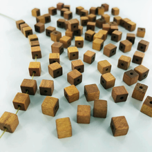 Afbeelding in Gallery-weergave laden, Houten kralen blokje 6mm mat bruin per 10 stuks
