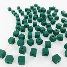 Afbeelding in Gallery-weergave laden, Houten kralen blokje 6mm mat groen per 10 stuks
