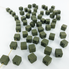 Afbeelding in Gallery-weergave laden, Houten kralen blokje 6mm mat groen per 10 stuks
