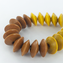 Afbeelding in Gallery-weergave laden, Houten kralen discus 12mm geel per 10 stuks
