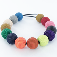 Afbeelding in Gallery-weergave laden, Houten kralen rond geribbeld 12mm mat oranje per 20 stuks
