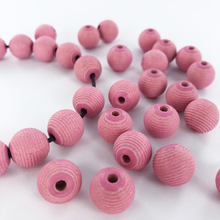 Afbeelding in Gallery-weergave laden, Houten kralen rond geribbeld 12mm mat roze per 20 stuks
