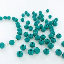 Afbeelding in Gallery-weergave laden, Houten kralen rond geribbeld 6mm turquoise per 20 stuks
