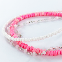 Afbeelding in Gallery-weergave laden, Ketting verzilverd met facet geslepen roze kraaltjes 3mm
