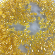 Afbeelding in Gallery-weergave laden, Kleine glas kralen staafjes 5mm geel per 10 gram
