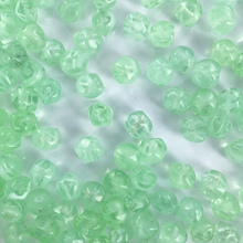 Afbeelding in Gallery-weergave laden, Kleine glaskralen 7mm rond facet groen per 25 gram
