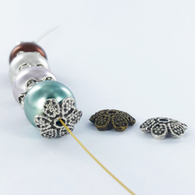 Afbeelding in Gallery-weergave laden, Kralenkapjes 13mm antiek goud per 2 stuks
