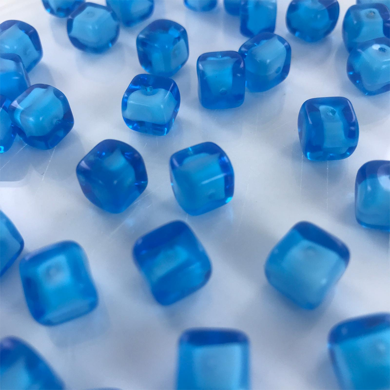 Kubus glaskralen 8mm blauw per 5 stuks