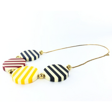 Afbeelding in Gallery-weergave laden, Kunststof kralen rond 34mm wit geel per 1 stuk
