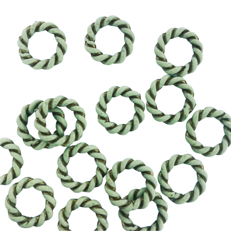 Kunststof kralen ringen rond 15mm pastel groen goud per 20 stuks - NieuweKralen