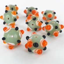 Afbeelding in Gallery-weergave laden, Lampwork glaskralen rond 14mm grijs per 1 stuk
