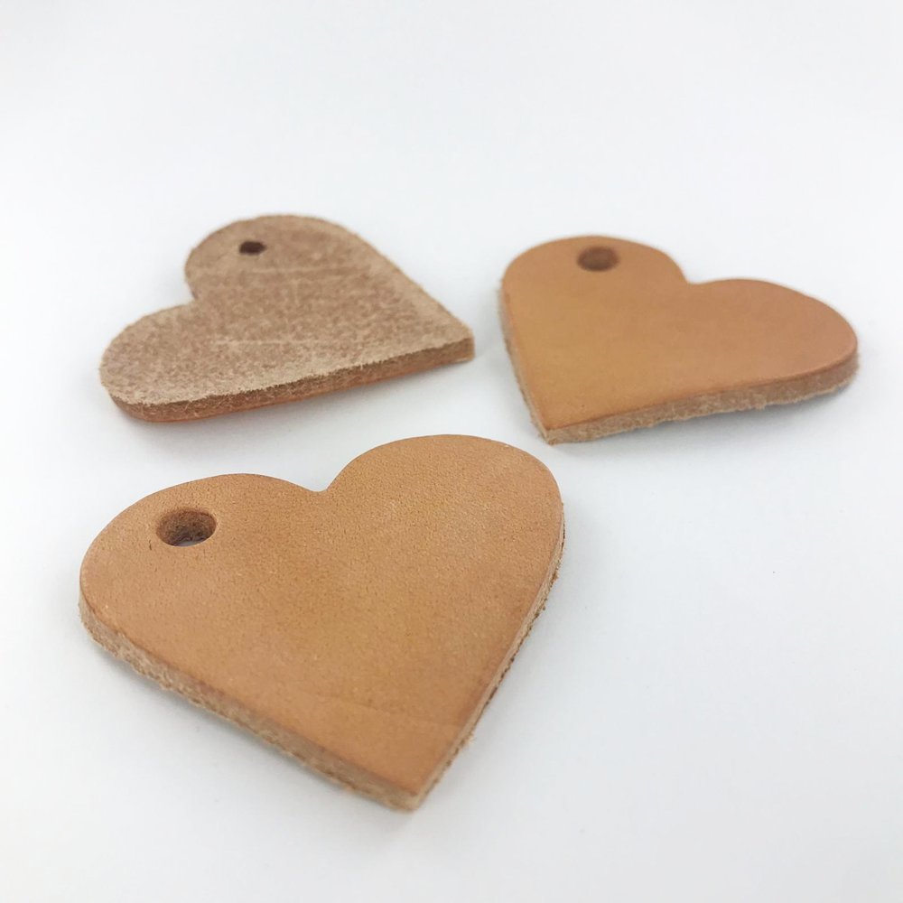 Leren hart hanger 50mm naturel per stuk
