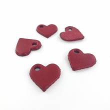 Afbeelding in Gallery-weergave laden, Leren hart hanger 22mm rood per stuk
