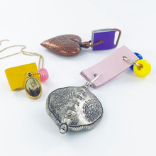 Afbeelding in Gallery-weergave laden, Leren tussenzetsel hanger 40mm antiek goud per stuk
