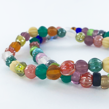 Afbeelding in Gallery-weergave laden, Ribbelkralen vintage glaskralen 6mm rond groen mat per 10 gram
