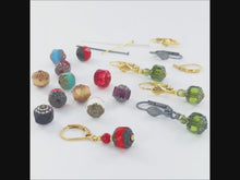 Video laden en afspelen in Gallery-weergave, Vintage facetkralen 8mm rond groen per 1 stuk

